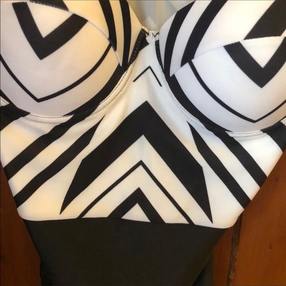 💞 NWT Black & White One Piece Swimsuit - Picture 2 of 8